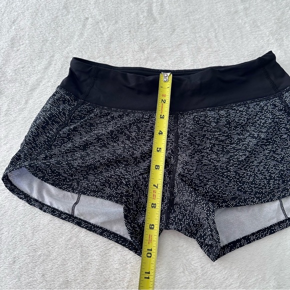 Lululemon Speed Short 4-way Stretch 2.5" Daisy Dust Alpine White Black Size 2 - Picture 6 of 13